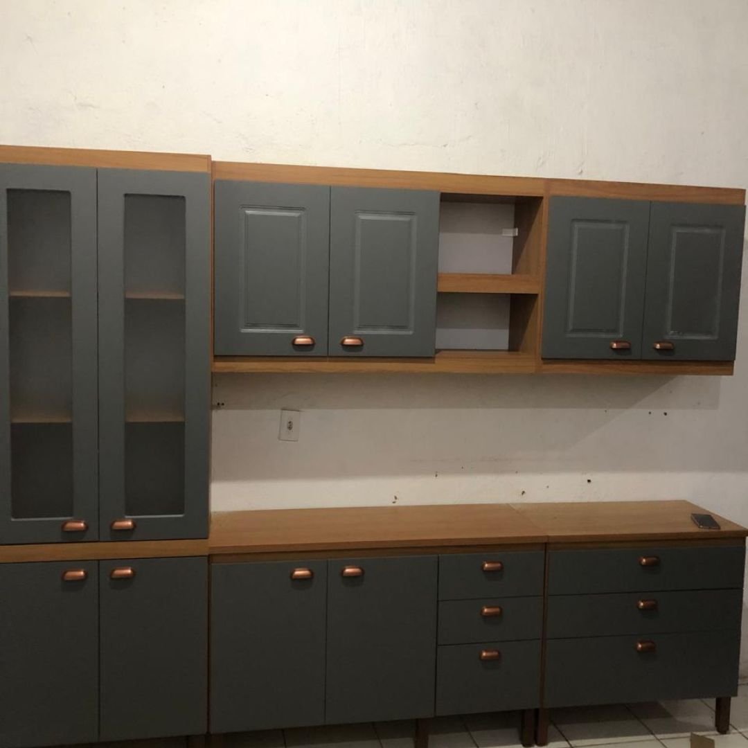 Montador de móveis profissional em ação